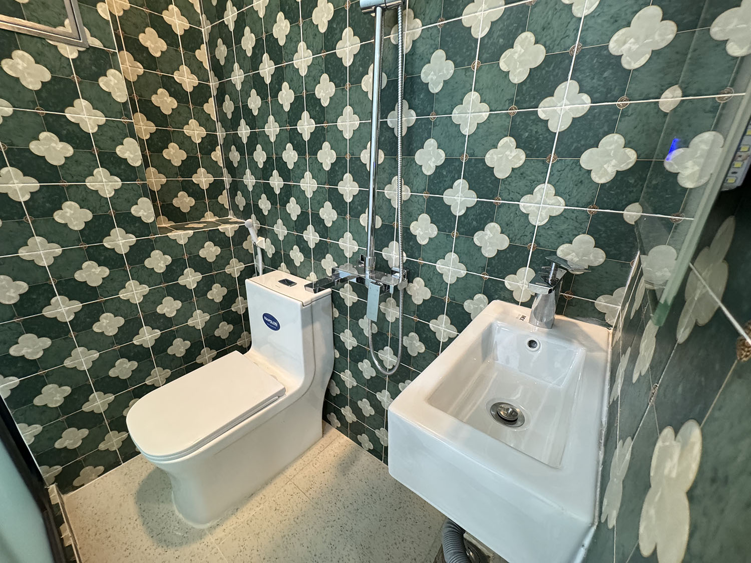 Tuyệt phẩm Nhà Phố 2 lầu full nội thất cao cấp hẻm 2 xe hơi 7 chỗ tránh nhau khu VIP Đặng Văn Ngữ